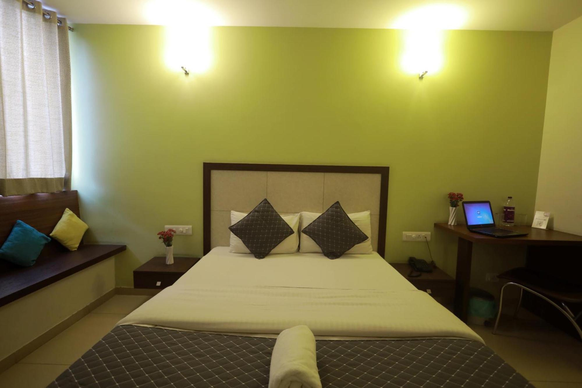 העיר בנגלור Ixora Suites מראה חיצוני תמונה